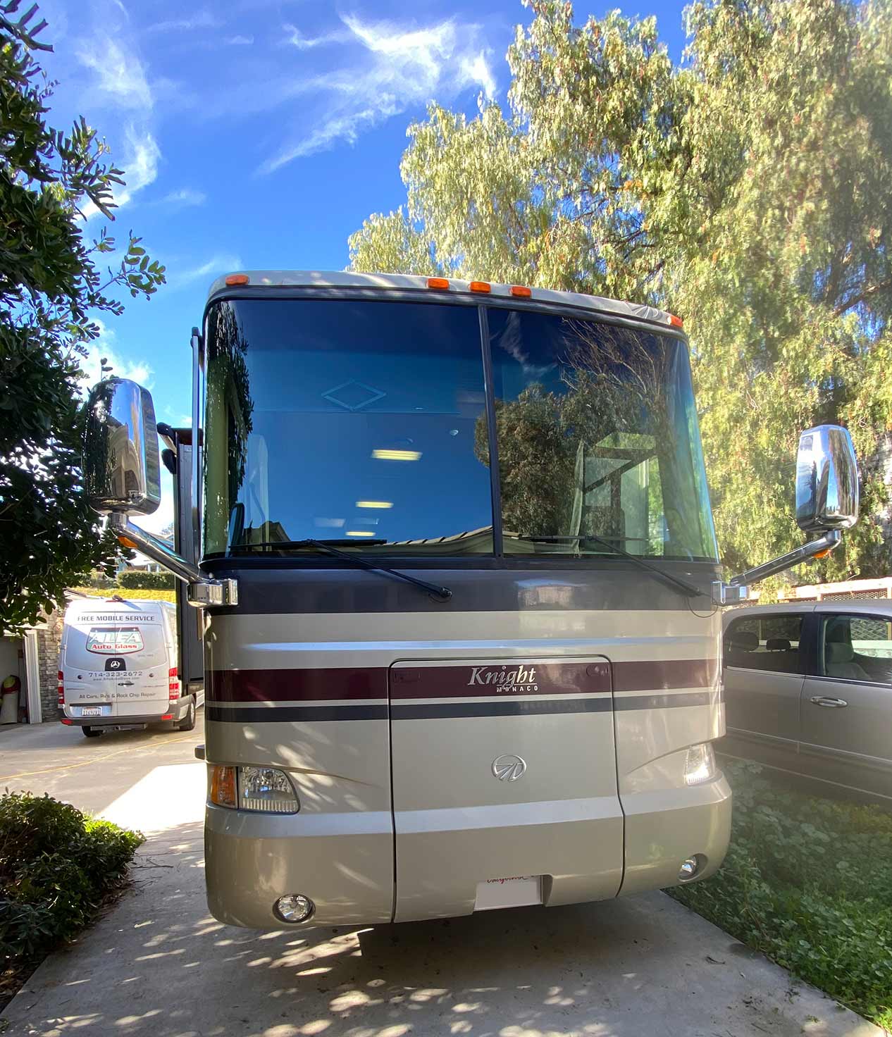 2005 Monaco Knight RV with new Windshields right and left