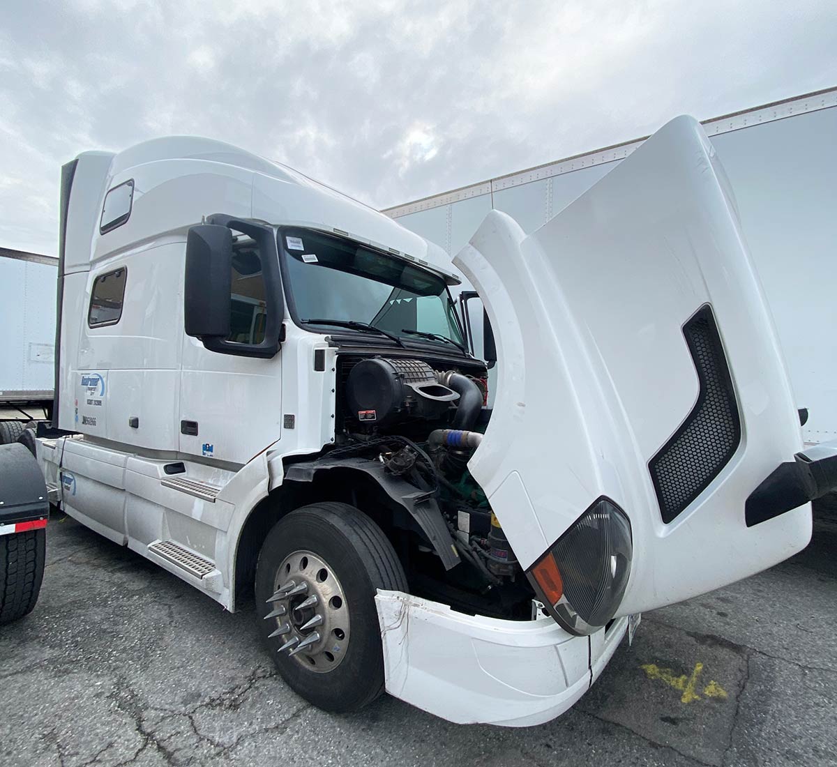 2018 volvo vns semi truck windshield replacement