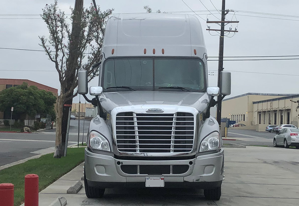 Freightliner semi truck windshield replacement