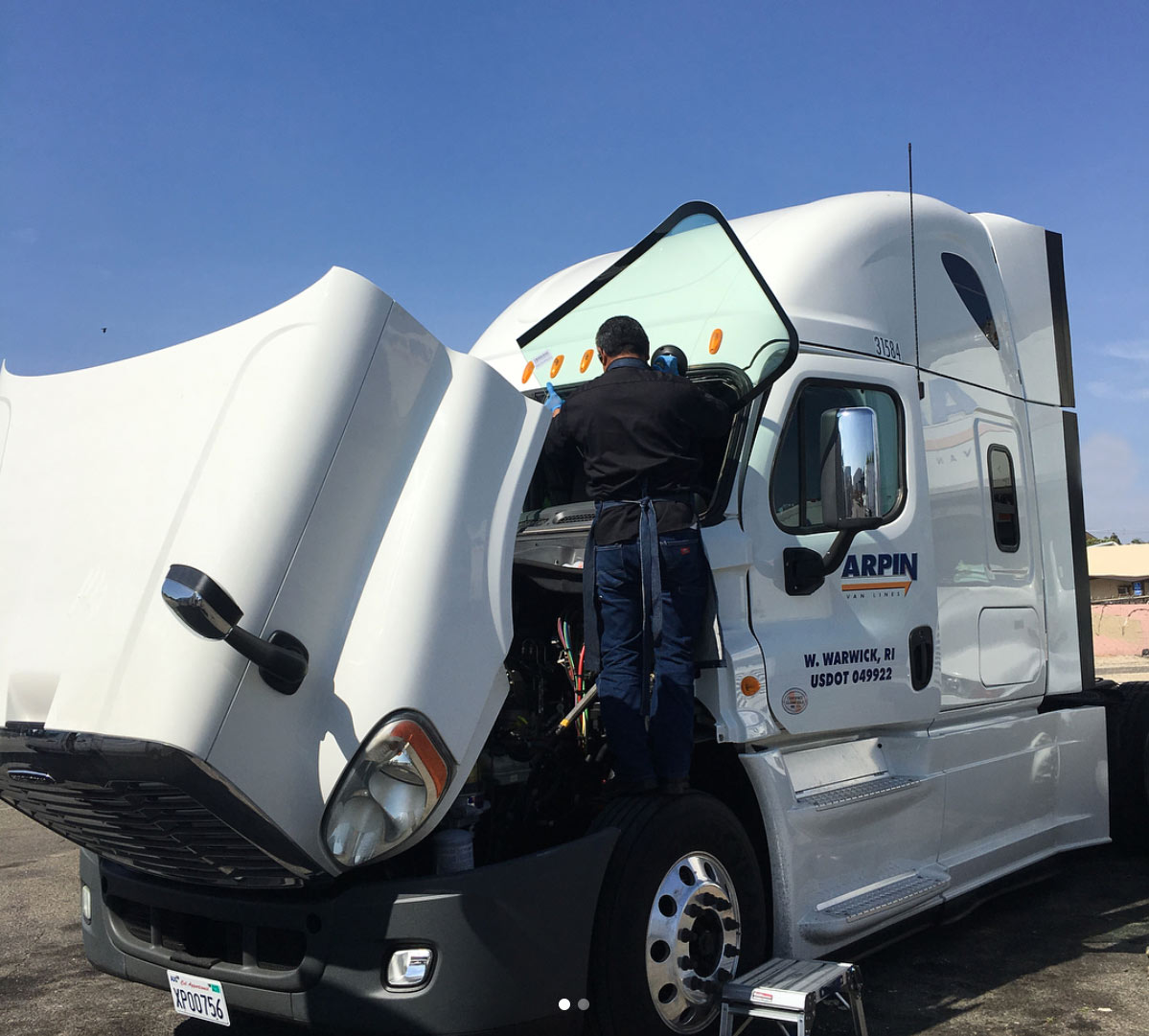 semi-truck windshield replacement los angeles truck yard